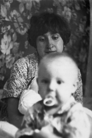 Я с годовалой Шурой и новорожденным Костиком. Август 1981