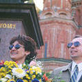 Счастливая парочка в день свадьбы на Красной площади. 12 мая 2000 г.