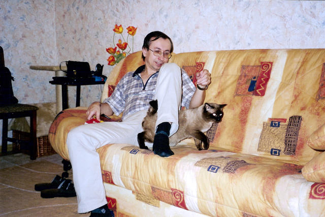 Юра (не Куклачев) дрессирует Филю. На съемной квартире на Проспекте Мира, октябрь 2001 г.