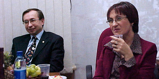 "Начальники" во главе новогоднего корпоративного стола. 29 декабря 2001 г. в офисе на Макаренко