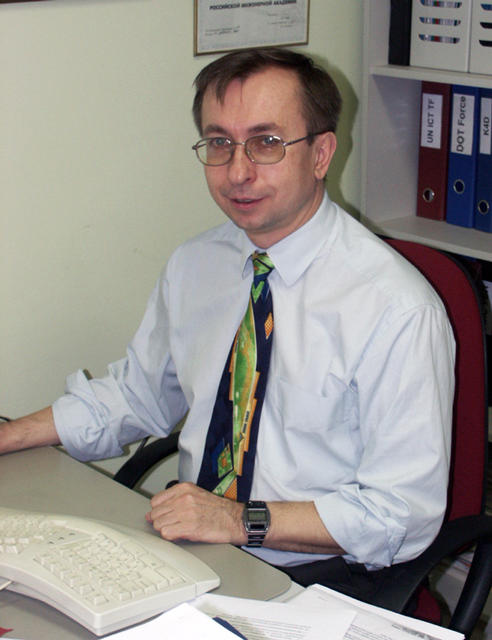 Юра в возрасте 48 лет. В офисе на Макаренко, 25 ноября 2002 г. 