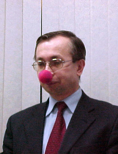 Демократичный вождь веселится на корпоративном вечере. В офисе на Макаренко, 27 декабря 2002 г.