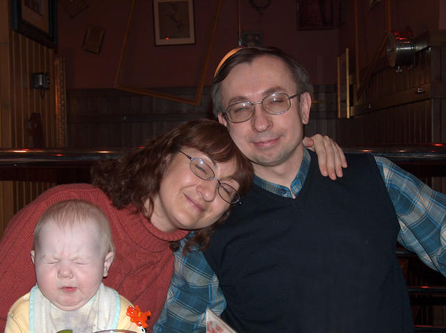 Поздравляя Юру с днем рождения, мы с Тасей как-то переборщили с лимоном. Кафе "Фрайдис" в ТЦ "Атриум", 16 ноября 2003 г.