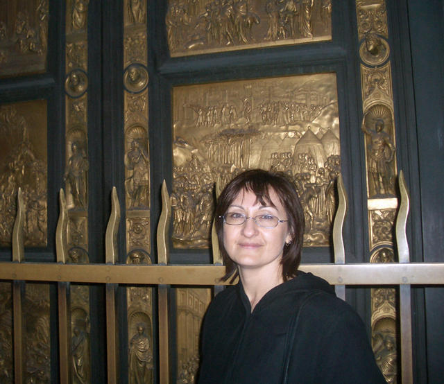 Юбиляр Юра заснял меня у врат одного из соборов во Флоренции. 16 ноября 2004 г.
