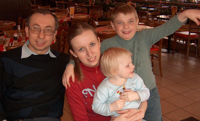 Юра со своими детьми Ниной и Сашей и нашей внучкой Тасей. Кафе "Фрайдис" в ТЦ "Атриум. 8 марта 2005 г.