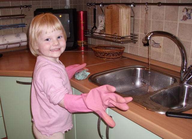 Тася - монстр посудомоечного ремесла. 9 июля 2005 г.