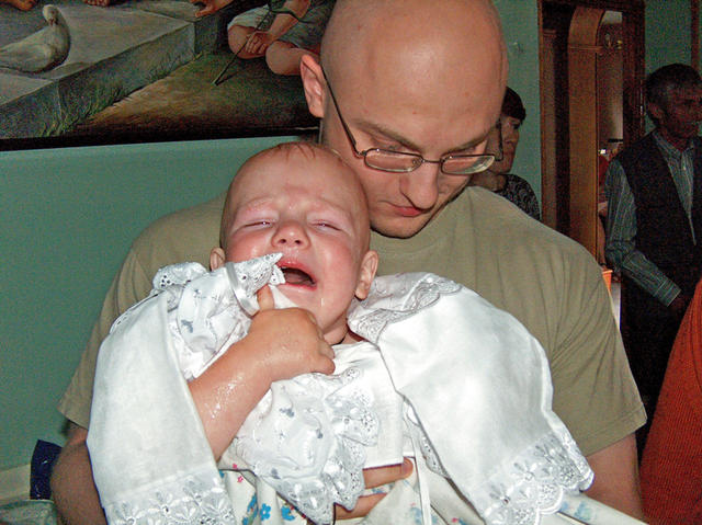 Атеист Петя дал себя уговорить крестить племянника Колю и сто раз пожалел об этом. В церкви, 23 июля 2006 г.