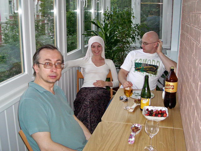 Летний кайф на балконе. Юра, Галя и Петя на Б. Харитоньевском 24 июня 2007 г.