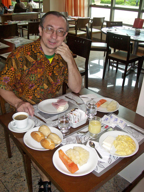 Юра с божественными булочками, которыми нас каждое утро кормили в отеле. Рио-де-Жанейро, 17 ноября 2007 г.