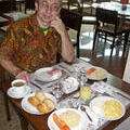 Юра с божественными булочками, которыми нас каждое утро кормили в отеле. Рио-де-Жанейро, 17 ноября 2007 г.