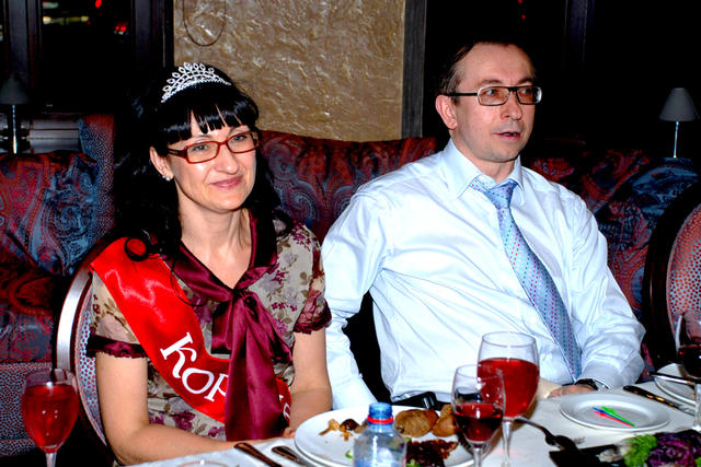 Я - королева "Омулевой бочки" (это ресторан такой). Юбилейное торжество для родных и друзей, 1 ноября 2008 г.