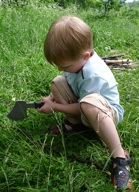 Коля осваивает древние мужские инструменты. На пикнике в Подмосковье, 12 июня 2008 г.