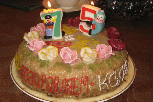 Бисквитный торт с изюмом и орехами для Таси (7 лет) и Коли (5 лет). 14 февраля 2010 г.