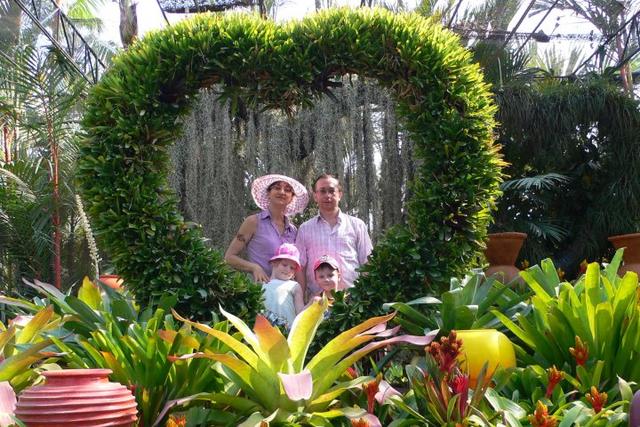 Мы со старшими внучатами Тасей и Колей в тропическом саду Нонгнуч (Таиланд). 20 марта 2010 г.
