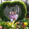 Мы со старшими внучатами Тасей и Колей в тропическом саду Нонгнуч (Таиланд). 20 марта 2010 г.
