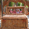 Коля решил прокатить маму, бабушку и сестру в автомобиле. В тропическом саду Нонгнуч (Таиланд) 20 марта 2010 г.