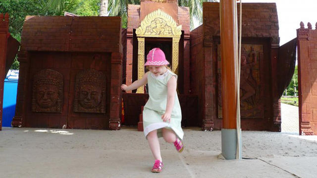 Тася нашла сцену и тут же начала на ней выступать. В тропическом саду Нонгнуч (Nong Nooch), Таиланд. 20 марта 2010 г.