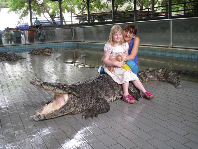Моя внучка не уступит мне в храбрости. Парк миллионнолетних камней и Паттайская крокодиловая ферма. 27 марта 2010 г.