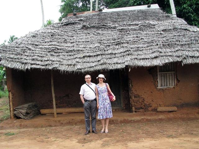 Традиционный небогатый домик у самой фермы специй. Занзибар, 25 июня 2011