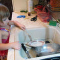 Миленка осваивает полезные навыки домашнего труда. У нас дома 25 декабря 2011 г.