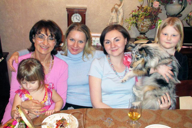 Девочки нашей семьи: Милена, я, Галя, Шура, Тася с собачкой Ярой. 14 февраля 2012 г.