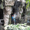  Я с внучатами Тасей и Колей у водопада в "авинарии" открытого зоопарка "Кхао Кео". 12 июня 2012 г. 