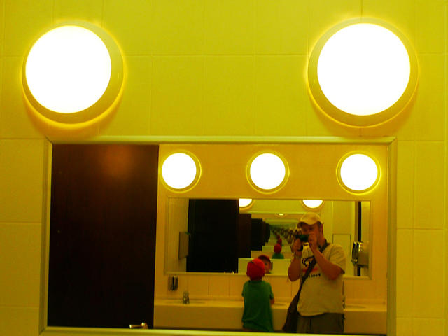Бесконечный Коля бесконечно моет бесконечные руки в бесконечном туалете :) Царицыно, 8 июля 2012 г.