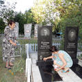 Мы с Юриной мамой приводим в порядок могилки его бабушки, папы и дедушки (не видна). Боровское, 25 июля 2012 г.