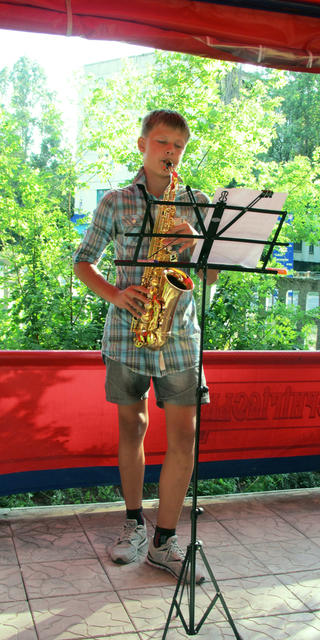 Юрин внучатый племянник Кеша Катин играет на саксофоне в день своего 14-летия. Лисичанск, кафе "Цунами", 29 июля 2012 г.