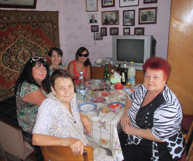 Юрина двоюродная сестра Люда Катина (справа) с невестками Томой и Олей у нас в гостях. Боровское, 2 августа 2012 г.
