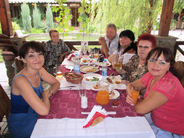 Честная компания в ресторане "Шале": я, мама, Володя, Тома, Люда и Оля Катины. Северодонецк, 9 августа 2012 г.