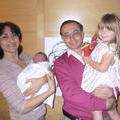 С младшими внучатами Миленой и Патей сразу после рождения последнего. Москва, Одесская ул., 24 августа 2012 г.