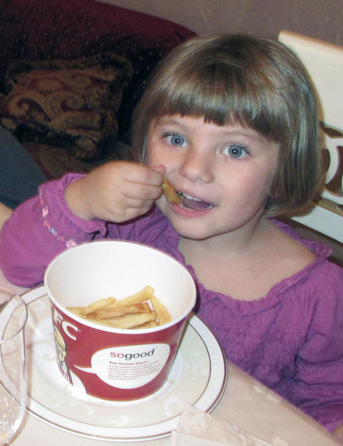 Миленка, как и все дети, обожает картошку фри. У нас дома 1 сентября 2012 г.