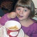 Миленка, как и все дети, обожает картошку фри. У нас дома 1 сентября 2012 г.