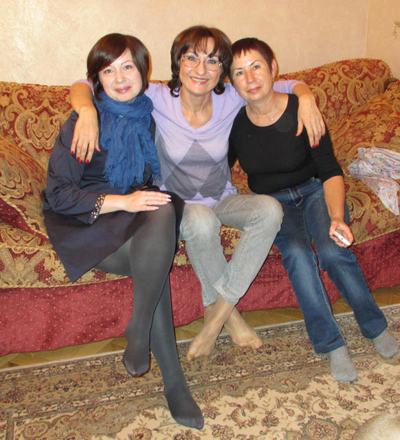C кубанскими родственниками: моя троюродная тетя Тоня (справа, старше меня на одну неделю), и ее дочь Вита. 30 сентября 2012. 