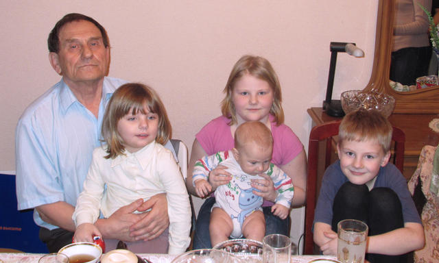 Мой папа со всеми правнуками