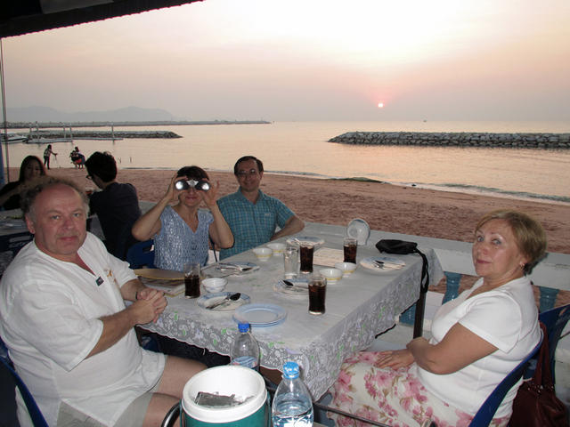 С Юрой, Сашей и Риммой Елизаровыми в культовом "рыбном ресторане" под Паттайей. 19 января 2013 г.