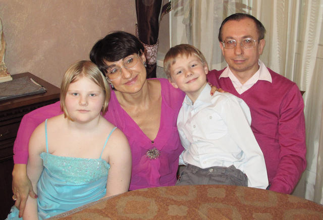 Со старшими внучатами Тасюшей и Николочкой в день, когда отмечали их десяти- и восьмилетие
