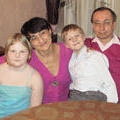 Со старшими внучатами Тасюшей и Николочкой в день, когда отмечали их десяти- и восьмилетие