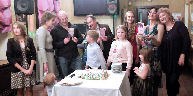 Каждый из юбиляров со своей сладкой фотографией из праздничного торта. Ресторан "Омулевая бочка", 19 октября 2013 г.