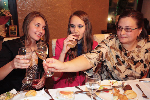 Моя сестра Лена и племянницы Надя (в центре) и Аля на моем юбилее. Ресторан "Омулевая бочка" на Покровке, 19 января 2013 г.