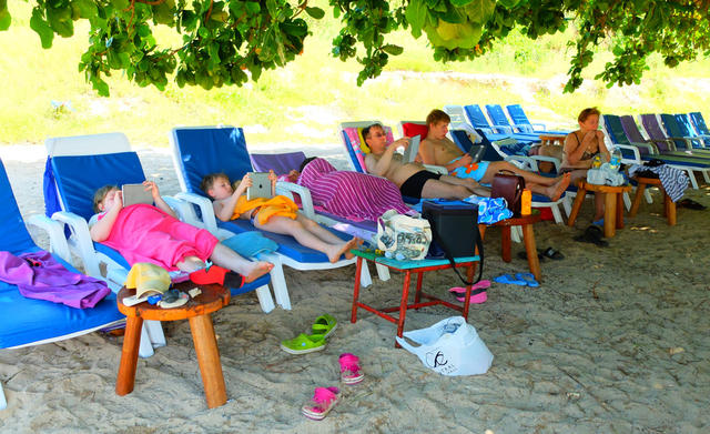 Здоровый отдых на берегу Сиамского залива. Остров Лан к западу от Паттайи, пляж Нуан в южной части острова. 6 ноября 2013 г.