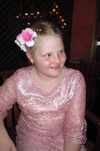Тасюша в специально купленном к дедушкиному дню рождения платье. Паттайя, ресторан "Cabbages & Condoms", 16 ноября 2013 г.
