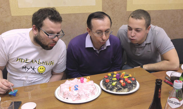 Юра с зятем Олегом (слева) и внучатым племянником Сашей отмечают коллективный день рождения. Офис ИРИО, 24 ноября 2013 г.