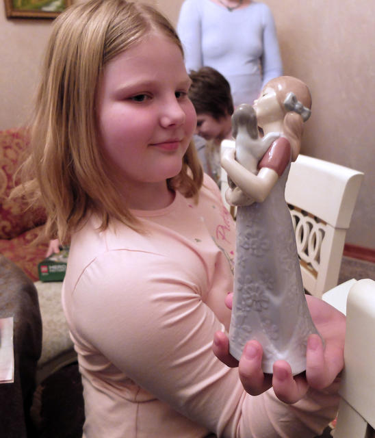 Тася с очередной фарфоровой статуэткой, подаренной ей на день рождения. Коллекция растет. 23 февраля 2014 г.
