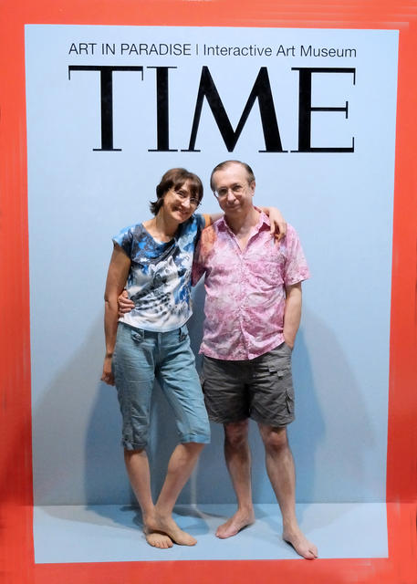 Мы с Юрой на обложке журнала "Time". В музее иллюзий "Art in Paradise" в Паттайе, 29 марта 2014 г.