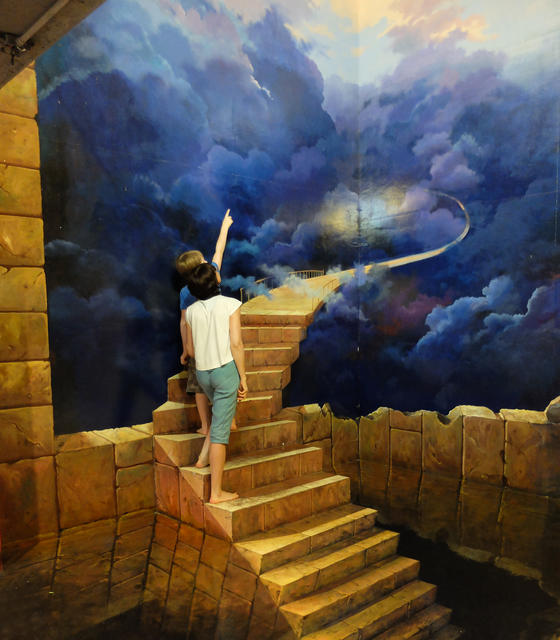 С Колей вверх по лестнице, ведущей в небо. В музее "Art in Paradise" в Паттайе, 29 марта 2014 г. 