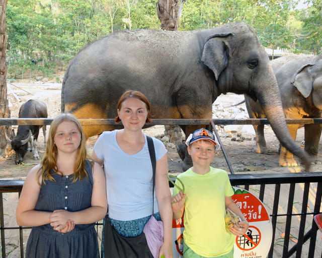Шура с Тасей и Колей в открытом зоопарке Кхао Кхео недалеко от Паттайи. 10 января 2015 г.