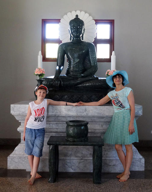 Мы с Коленькой в одном из главных сооружений храмового комплекса Ват Ян (Wat Yansangwararam). Паттайя, 13 января 2015 г.