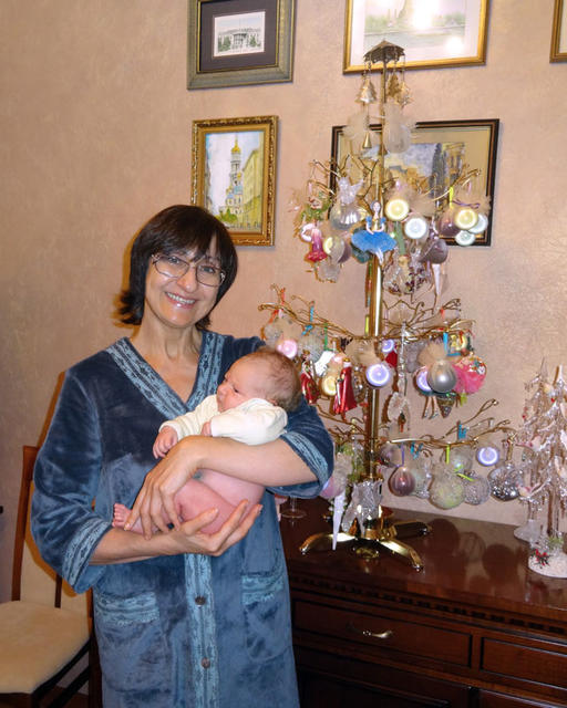Я со своим новорожденным пятым внуком Ванюшей. Дома, 18 января 2015 г.